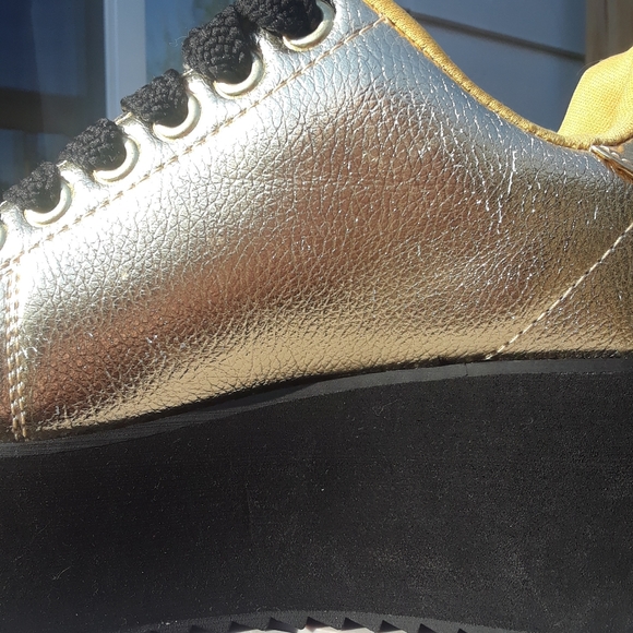 Shoes - Picture 6 of 7